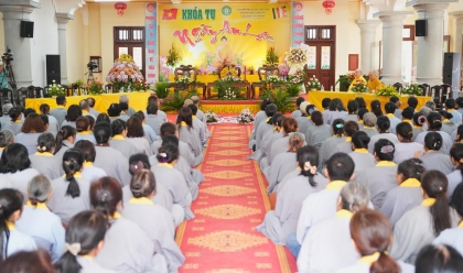 Hơn 3.000 Phật tử Đạo tràng Pháp Hoa miền Bắc vân tập về chùa Linh Ứng tham dự khóa tu